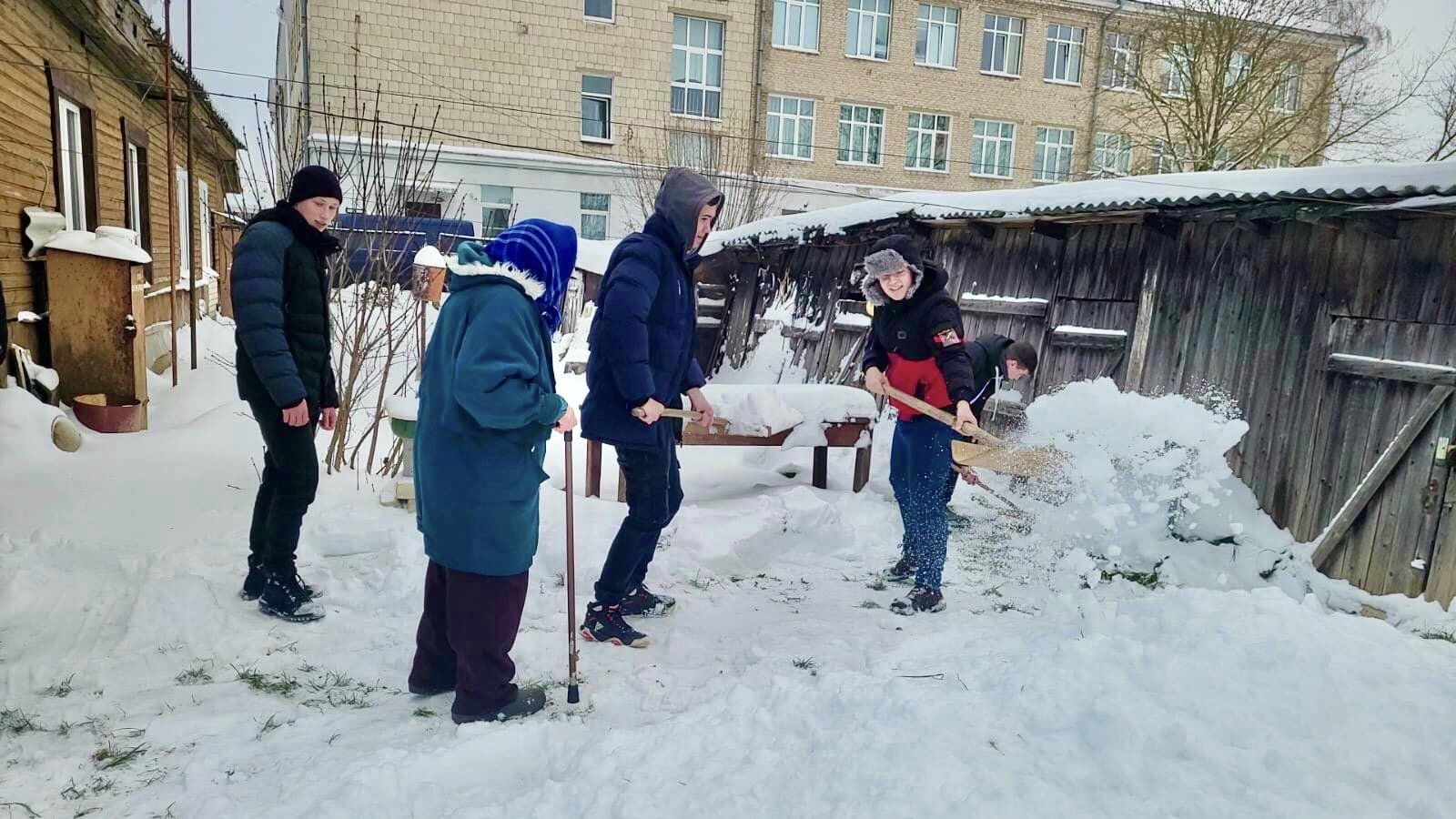 Профсоюзная молодежь помогает пожилым людям в уборке снега - БЕЛОРУССКИЙ  ПРОФСОЮЗ РАБОТНИКОВ ТОРГОВЛИ, ПОТРЕБИТЕЛЬСКОЙ КООПЕРАЦИИ И  ПРЕДПРИНИМАТЕЛЬСТВА