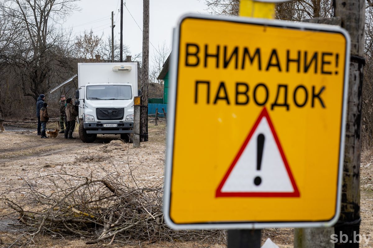 У доставки нет плохой погоды: весенний паводок не нарушит снабжения сельчан  продуктами - БЕЛОРУССКИЙ ПРОФСОЮЗ РАБОТНИКОВ ТОРГОВЛИ, ПОТРЕБИТЕЛЬСКОЙ  КООПЕРАЦИИ И ПРЕДПРИНИМАТЕЛЬСТВА